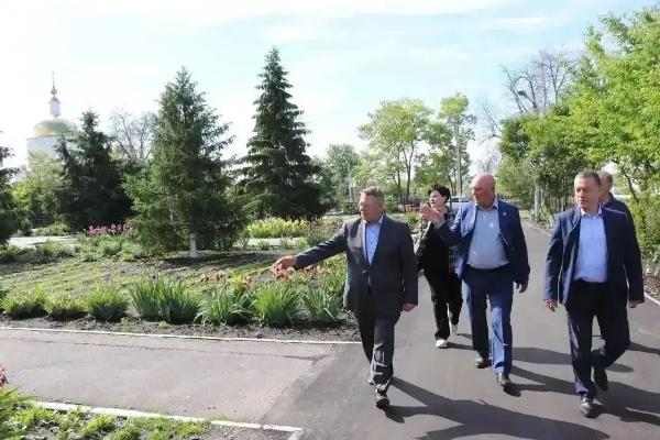 Панков: В Романовском районе завершилось благоустройство территорий школ и детсадов