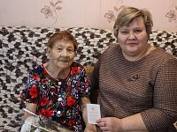 Труженице тыла в поселке Таволжанский вручили юбилейную медаль
