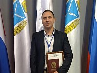 Идти в ногу с молодежью - его главная цель