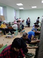 Женщины Романовки участвуют в изготовлении маскировочных сетей