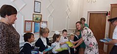 Первоклассники Романовской СОШ получили подарки к Дню знаний от общественников и полицейских