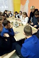 Романовские дети изготавливают окопные свечи