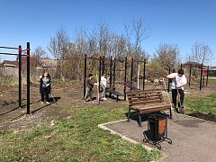 Рядом с новой площадкой провели субботник