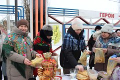 Масленичные гулянья на центральной площади поселка