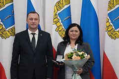 Специалиста КЦСОН наградили Почетным знаком губернатора