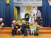 Юные актеры показали спектакль
