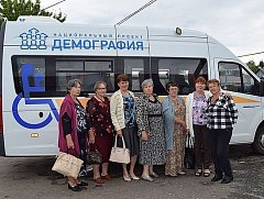 Сотрудники КЦСОН Романовского района пригласили своих подопечных в театр