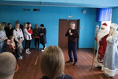 Глава района посетил детскую елку