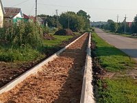 В Романовке реализуется программа благоустройства: продолжается строительство тротуаров
