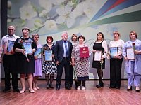 Муниципальные служащие принимали поздравления