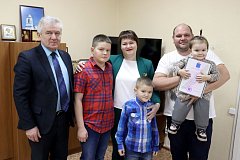 Глава района вручил свидетельство многодетной семье