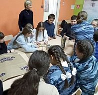 Романовские дети изготавливают окопные свечи