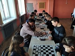 Педагоги и обучающиеся района встретились на турнире по шашкам