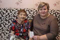 Труженице тыла в поселке Таволжанский вручили юбилейную медаль