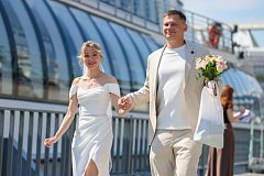 Президент России Владимир Путин поздравил молодоженов с Днем семьи