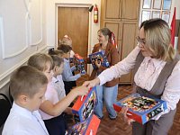 Общественники вручили подарки первоклассникам