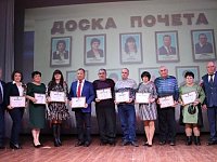 Вручены свидетельства о занесении на Доску почета Романовского района