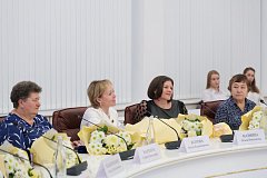 Многодетная мама из Романовки награждена почетным знаком губернатора