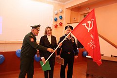 Романовской школе передано Знамя Победы