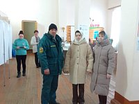 Молодые люди голосуют на выборах президента  впервые