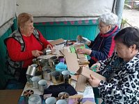 «Серебряные» волонтеры изготавливают окопные свечи для бойцов СВО