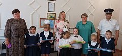 Первоклассники Романовской СОШ получили подарки к Дню знаний от общественников и полицейских