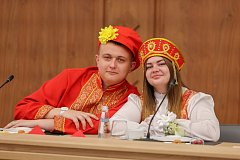 Президент России Владимир Путин поздравил молодоженов с Днем семьи