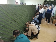 Романовские школьники помогают делать маскировочные сети