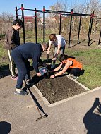 Рядом с новой площадкой провели субботник