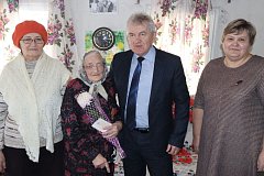 Глава района вручил медали в Романовке в честь 80-летия Победы