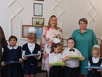 Первоклассники Романовской СОШ получили подарки к Дню знаний от общественников и полицейских