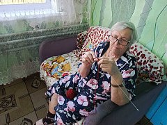 Активистка центра соцобслуживания помогает нашим бойцам