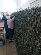 Жители села Большой Карай Романовского района также изготавливают маскировочные сети для СВО