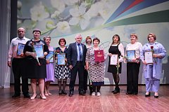 Муниципальные служащие принимали поздравления