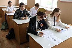 Школьники написали Диктант Победы