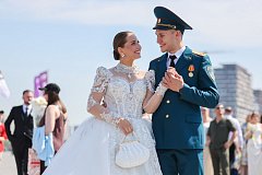 Президент России Владимир Путин поздравил молодоженов с Днем семьи