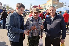 Жителям района вручили символ Победы - Георгиевскую ленту