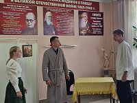 Театр «Линия» показал медикам спектакль о Святителе Луке