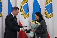 Специалиста КЦСОН наградили Почетным знаком губернатора