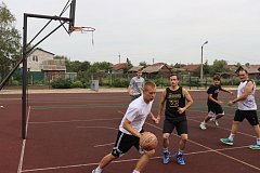 В Романовке школьники и ветераны спорта спортивными состязаниями отметили День физкультурника