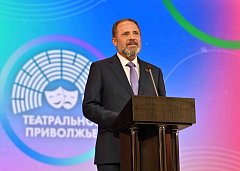 Игорь Комаров наградил победителей и лауреатов фестиваля «Театральное Приволжье»