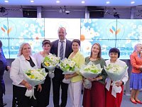 Многодетную главу из Саратовской области поздравили с Днем семьи, любви и верности в Москве