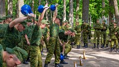 Саратовские гвардейцы стали победителями в соревнованиях по гиревому спорту