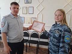 Вручение сертификата участнице конкурса