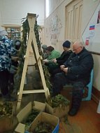 Жители села Большой Карай Романовского района также изготавливают маскировочные сети для СВО