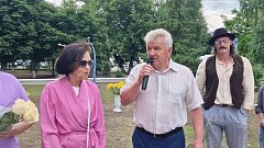 На территории Романовской СОШ установлен арт-объект «Спасибо, учитель!»