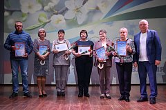 Муниципальные служащие принимали поздравления