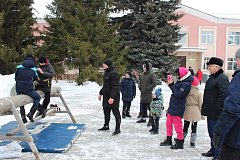 Масленичные гулянья на центральной площади поселка