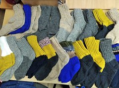 Активистка центра соцобслуживания помогает нашим бойцам