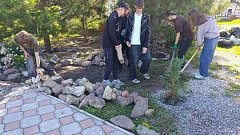 Школьники из движения «Юный друг полиции» помогли привести в порядок территорию храма